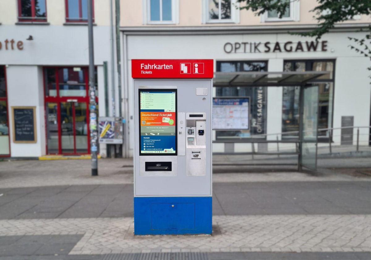 Neuer stationärer Fahrscheinautomat am Doberaner Platz